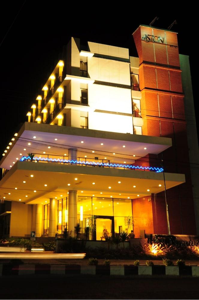 Aston Ketapang City Hotel Экстерьер фото